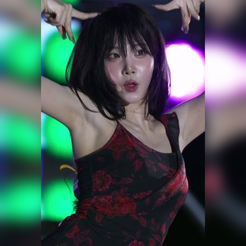 无袖连衣裙 TripleS 金娜炯 GIF