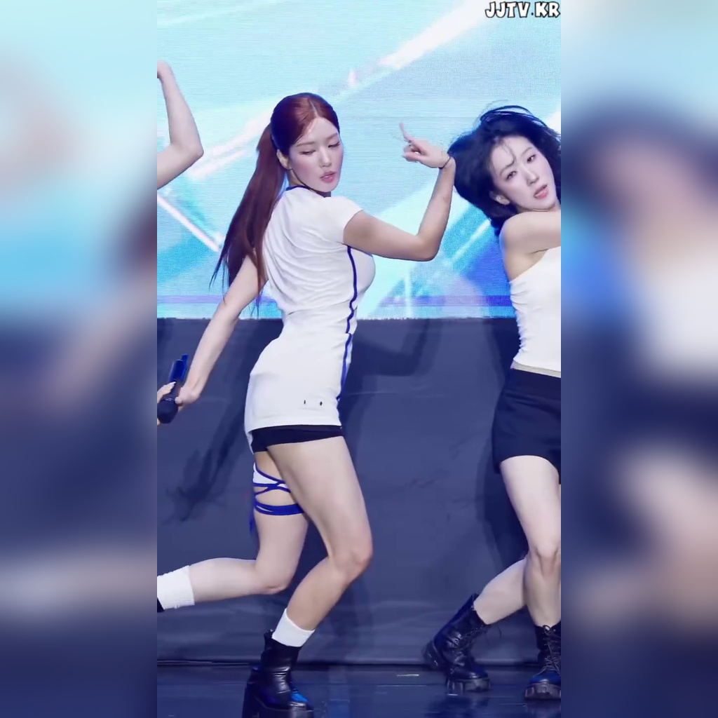 白色连衣裙×黑色内搭（短裤）×大腿 — KWON EUN BI