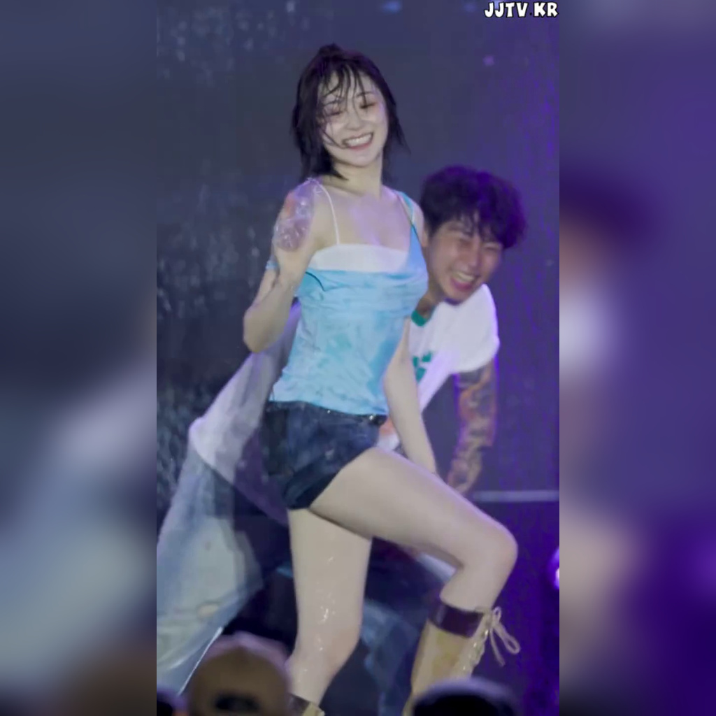 从胸口泼水开始的天蓝色无袖上衣——李彩演（LEE CHAEYEON）
