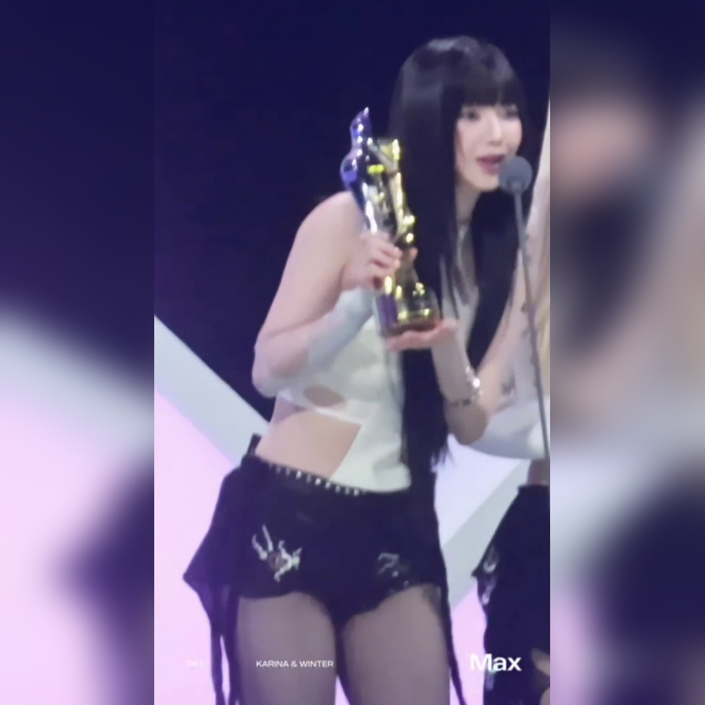 홍콩 TIMA 시상식 카리나 흰 모노키니 + 가죽핫팬츠 검스 야벅지