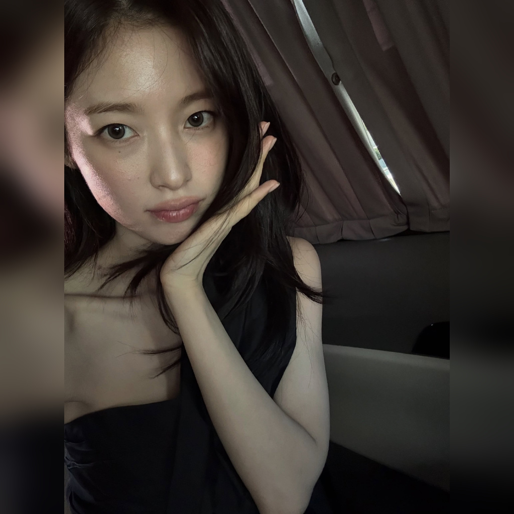 OH MY GIRLアリン、ユニークなトルハルバン像に顔を近づける