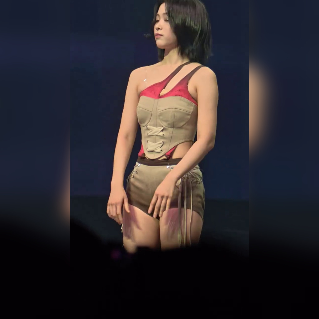 ITZYリュジン、ファンイベント中にコルセットパンツを整える