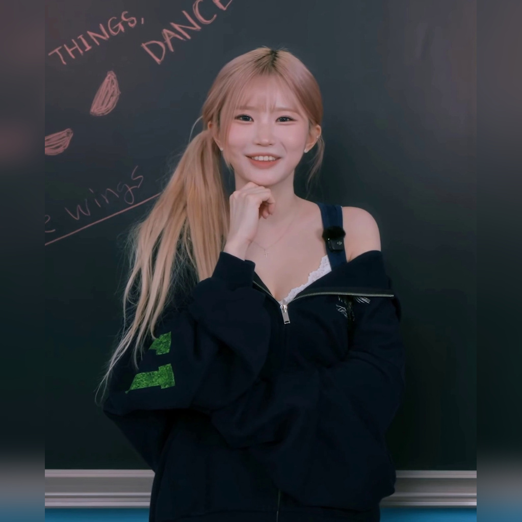 프나 송하영 검정 후드티 속 흰 레이스 브라 몽실 가슴골 노출
