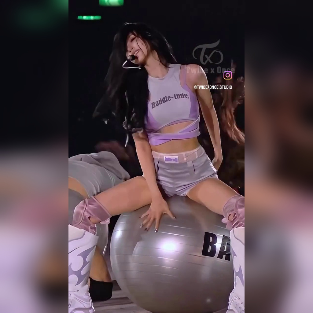 보라색 란제리탑 + 실크 핫팬츠 미나 짐볼 위에서 쩍벌 내전근 오픈