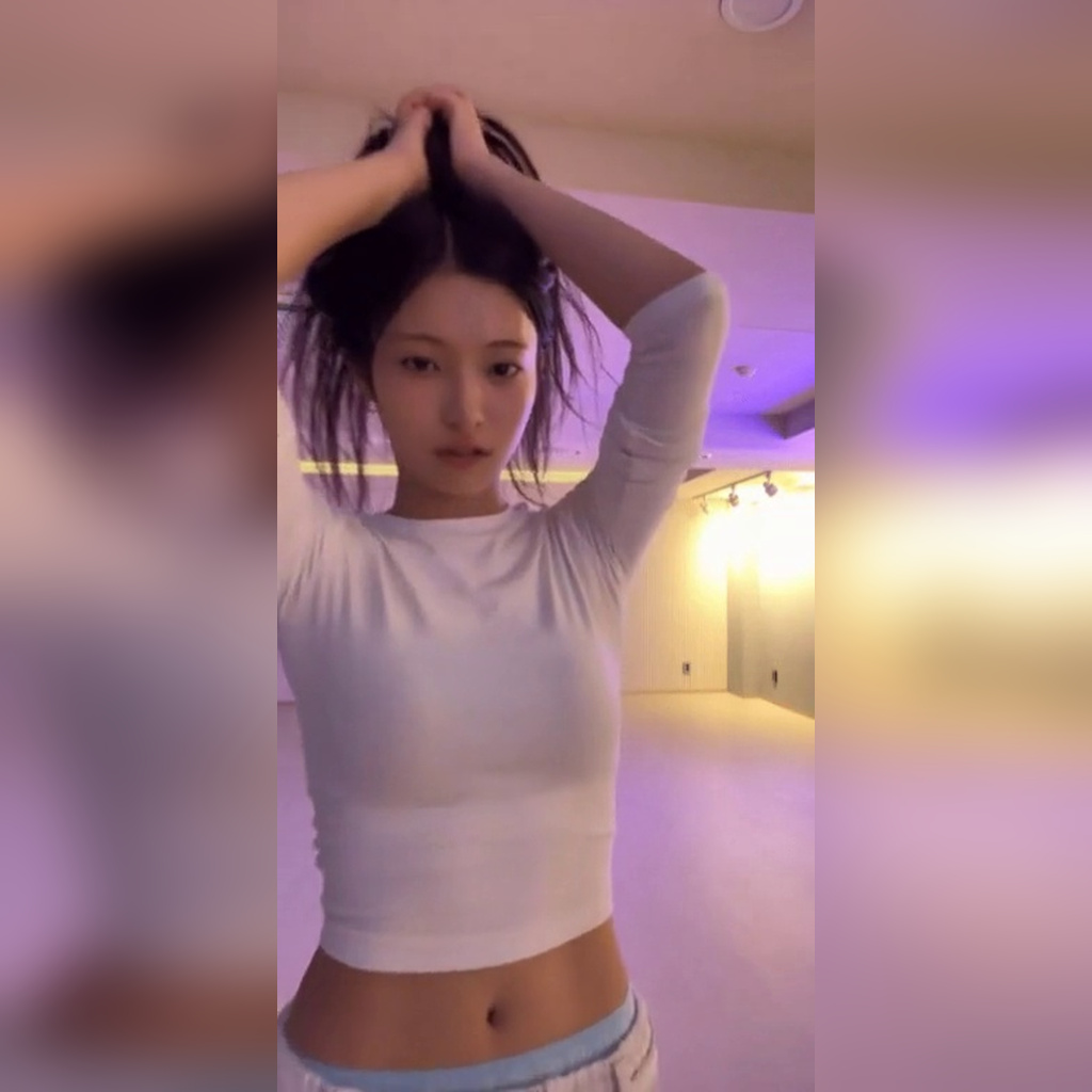 [오드유스] 연습중에 머리올리는 써머 흰 크롭티 잘록한 복부 배꼽