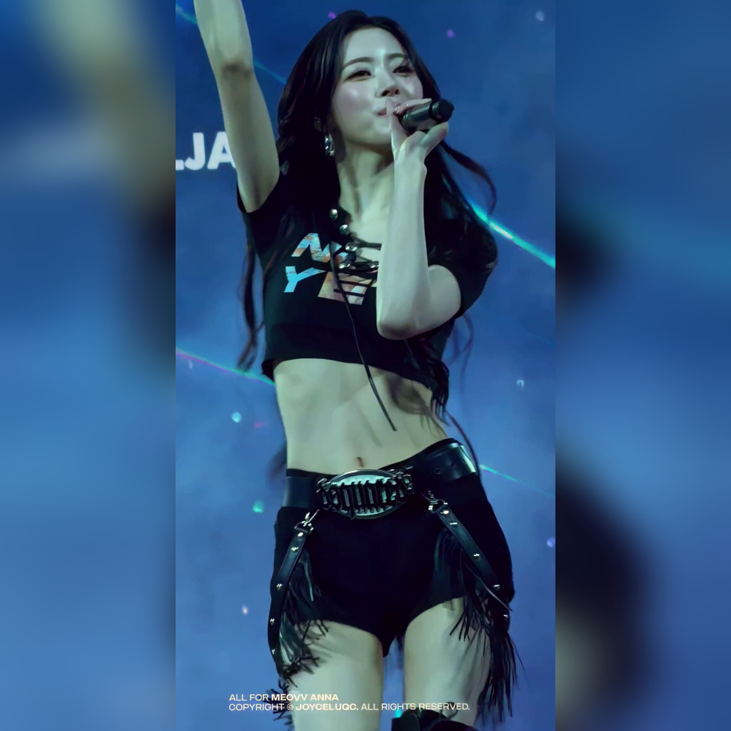 밑에서 본 미야오 안나 검정 크롭티 야꼽 + 핫팬츠 엉밑살 대박