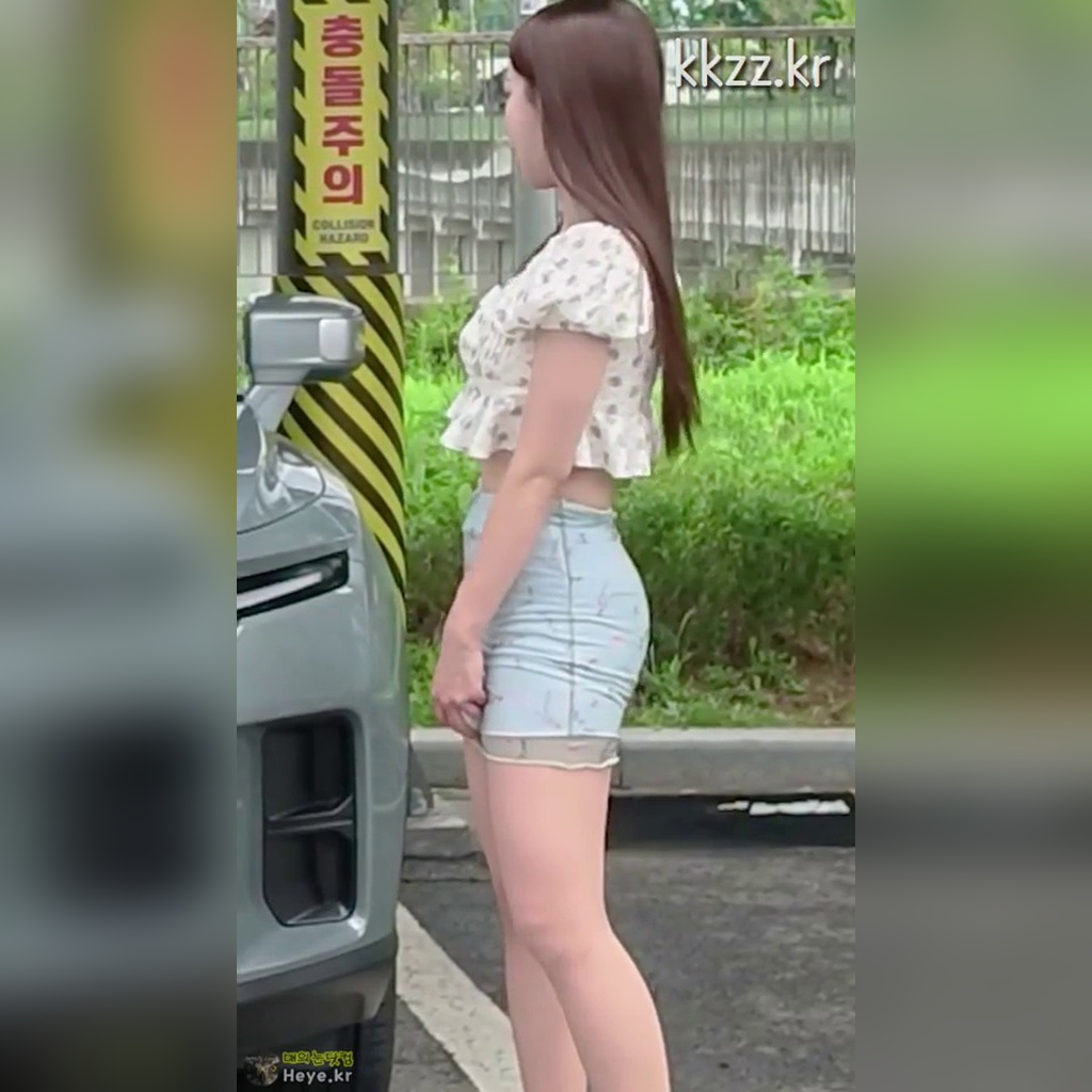 脇が見えるチョ・ミンジ アナウンサーのGIF
