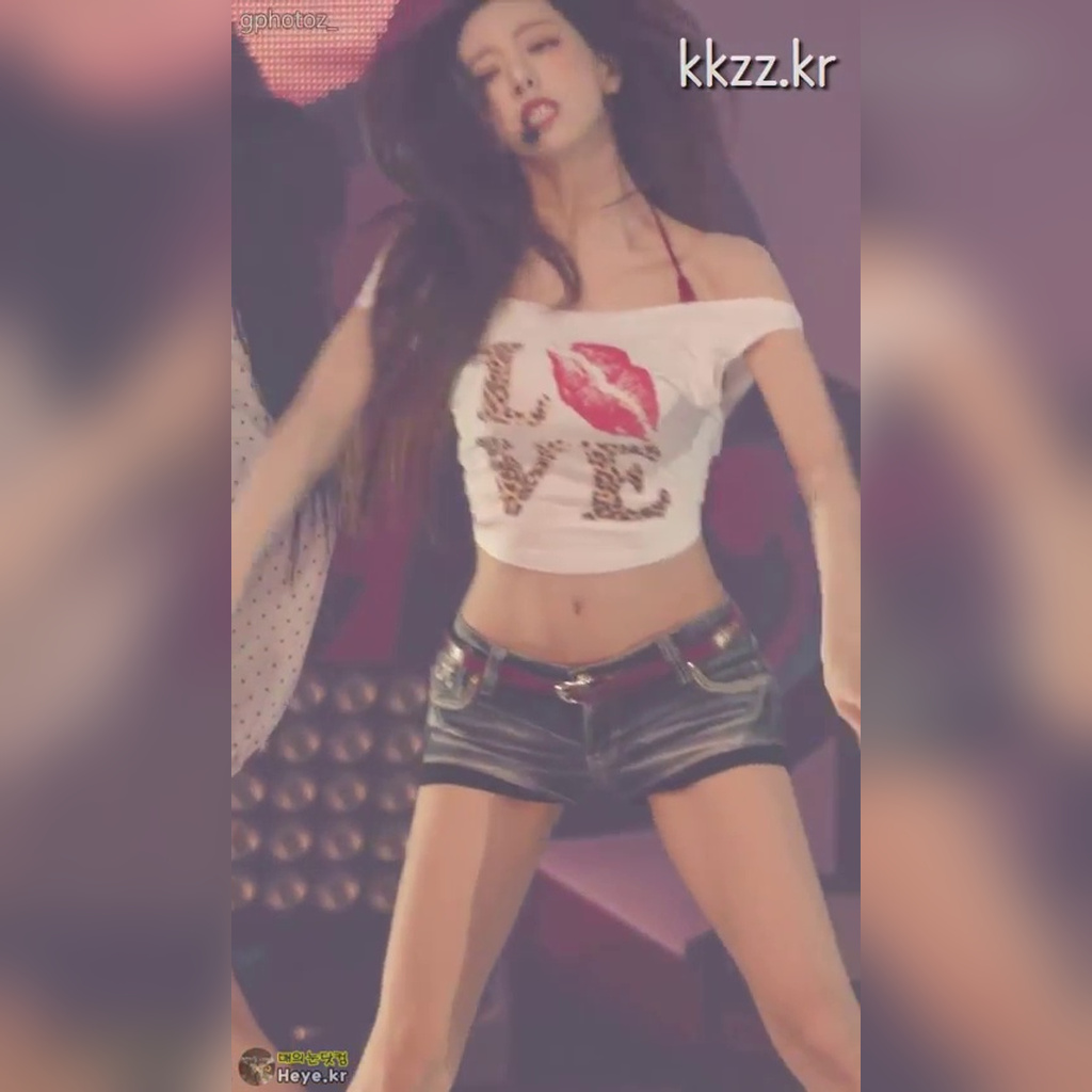 ITZY (ITZY) Yuna GIF of her wild hip moves