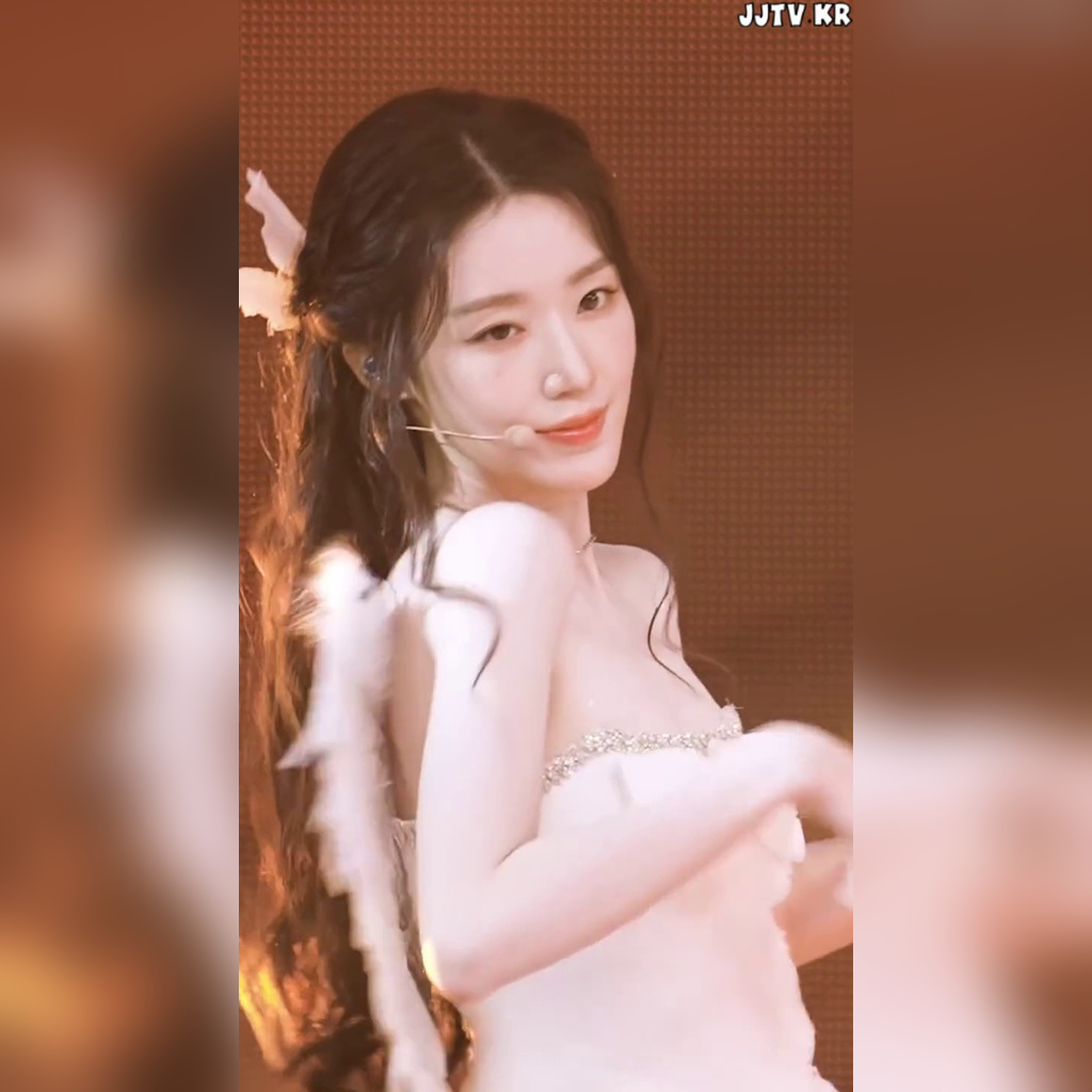 Winged Off-Shoulder Pale Skin Kids Suiwa i-dle SHUHUA