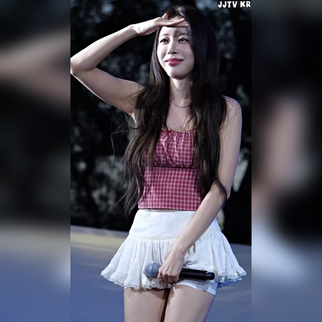 Tight Camisole with Only the Chest Puffed Up, White Pants — BBGIRLS Eunji