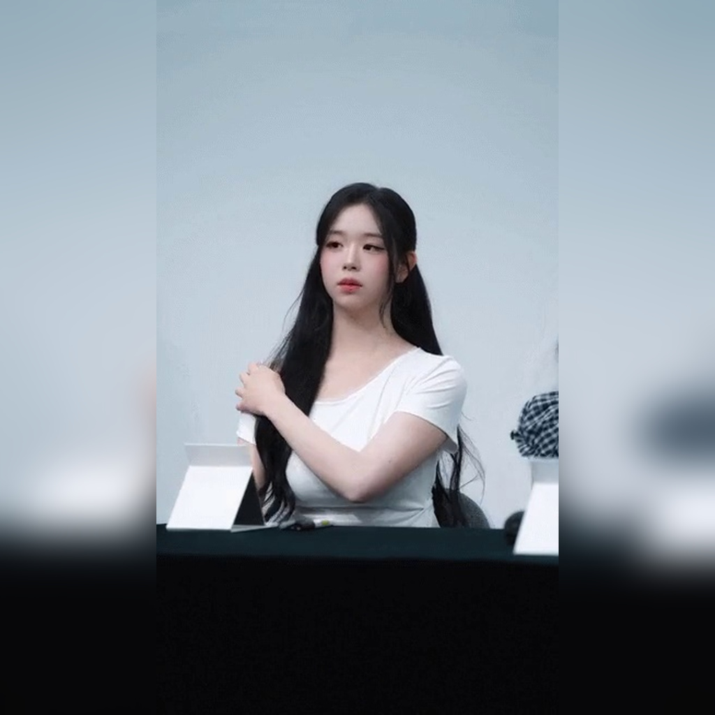 [tripleS] 仅凭一件简单的白T也展现出强烈存在感的金彩妍