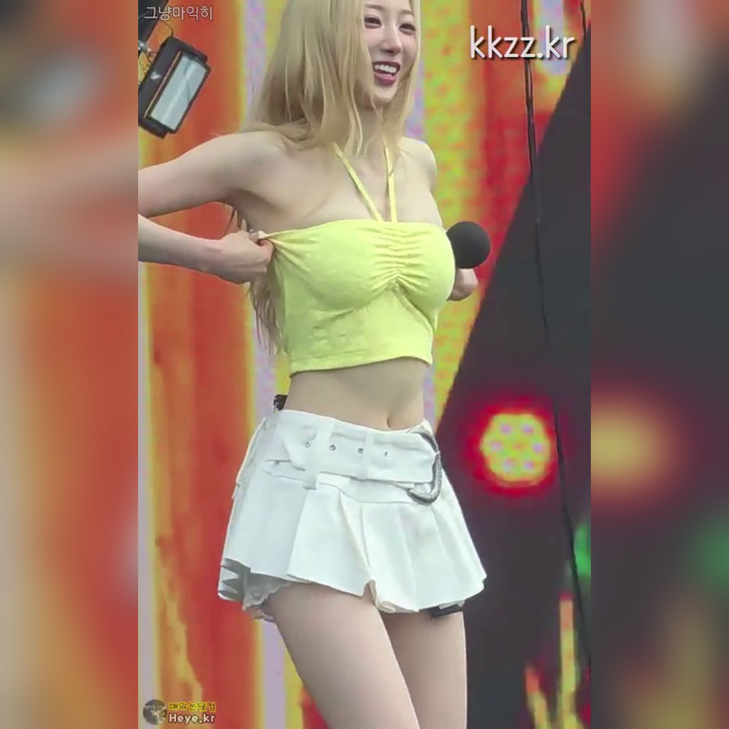 H1-KEY Riina 움짤 with Her Top Slightly Slipping Down