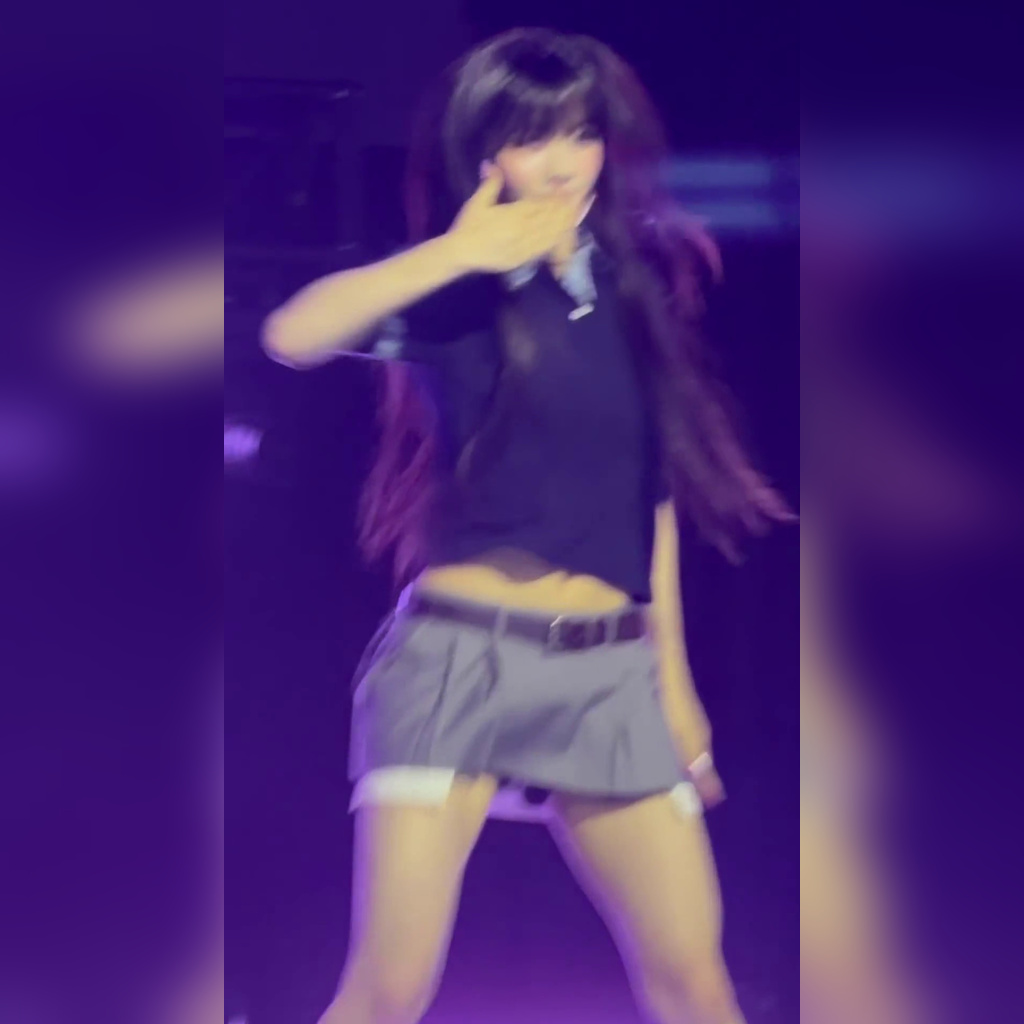 아일릿 이로하 남색 카라티 배꼽 + 회색 교복치마 허벅지 떨림