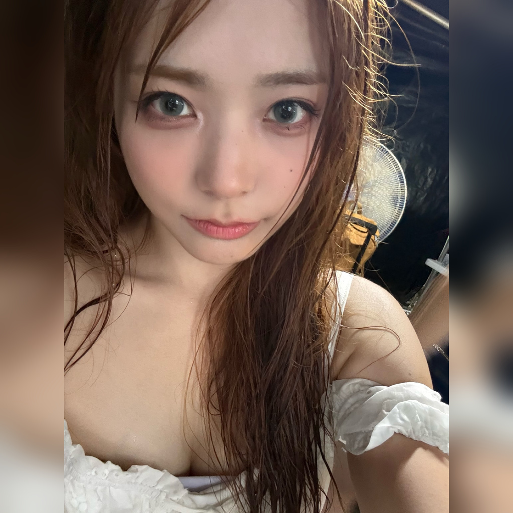 QWER Siyeon Pure-White Ruffled Blouse Subtle Cleavage – Instagram