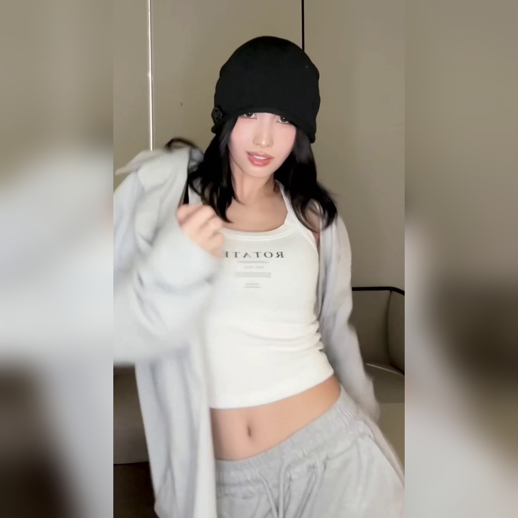 TWICE Momo 戴黑色针织帽 + 白色无袖上衣 胸部饱满厚实 肚脐