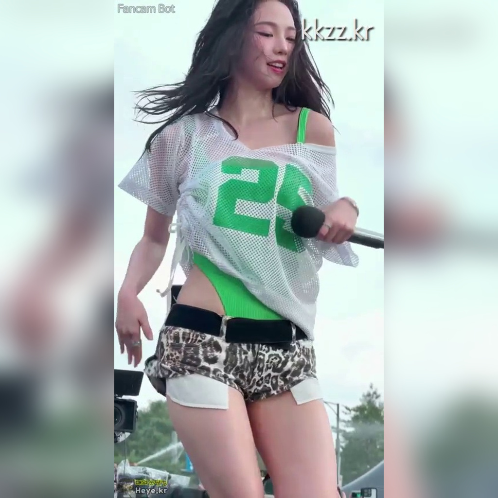 湿润水嫩大腿 卡里娜（aespa）动图
