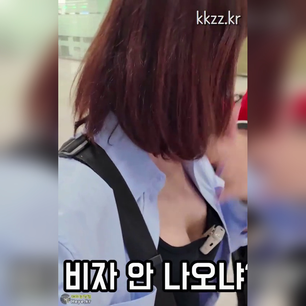 只能看着麦克风的古扎尔GIF