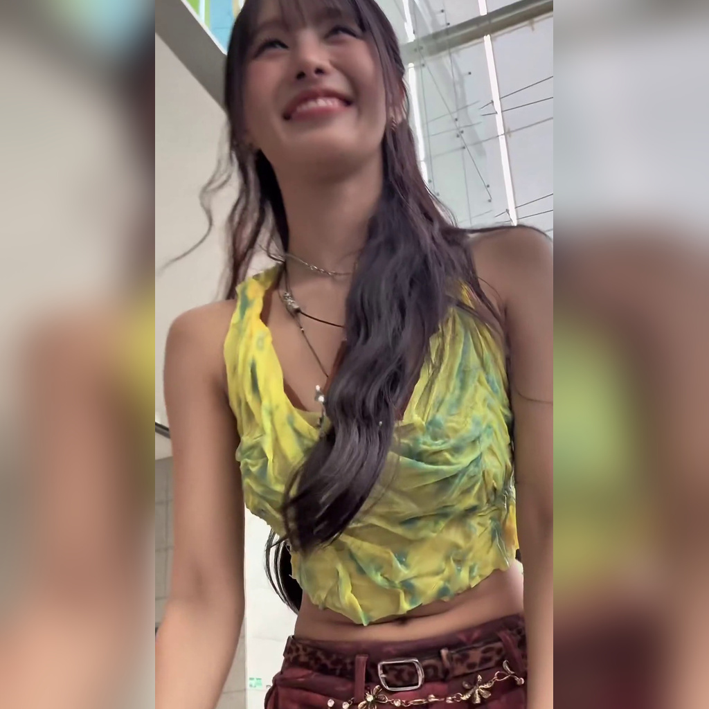 黄色荷叶边无袖上衣 棕色比基尼 蹲下 KIOF 娜提 胸口