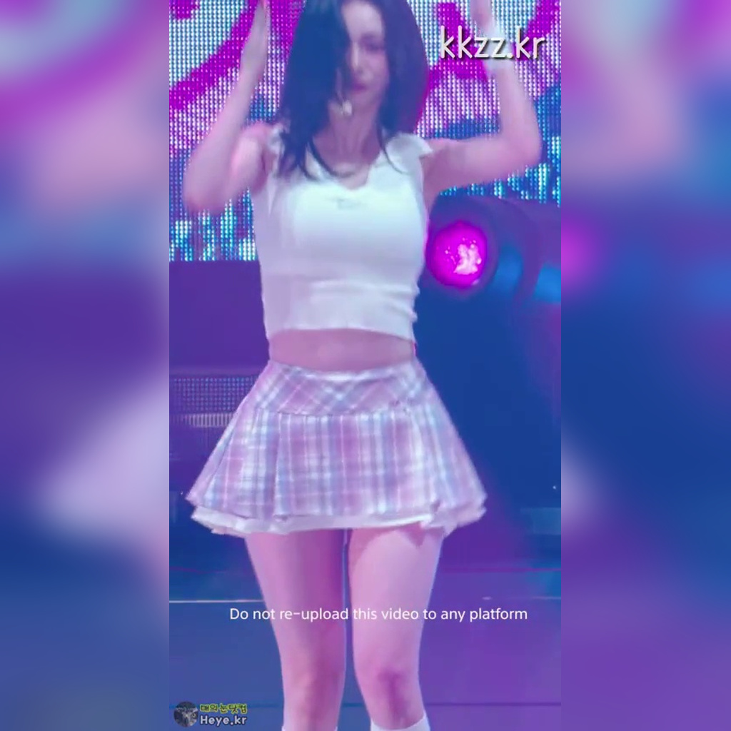 《MOVING》和大腿：aespa 卡里娜 GIF