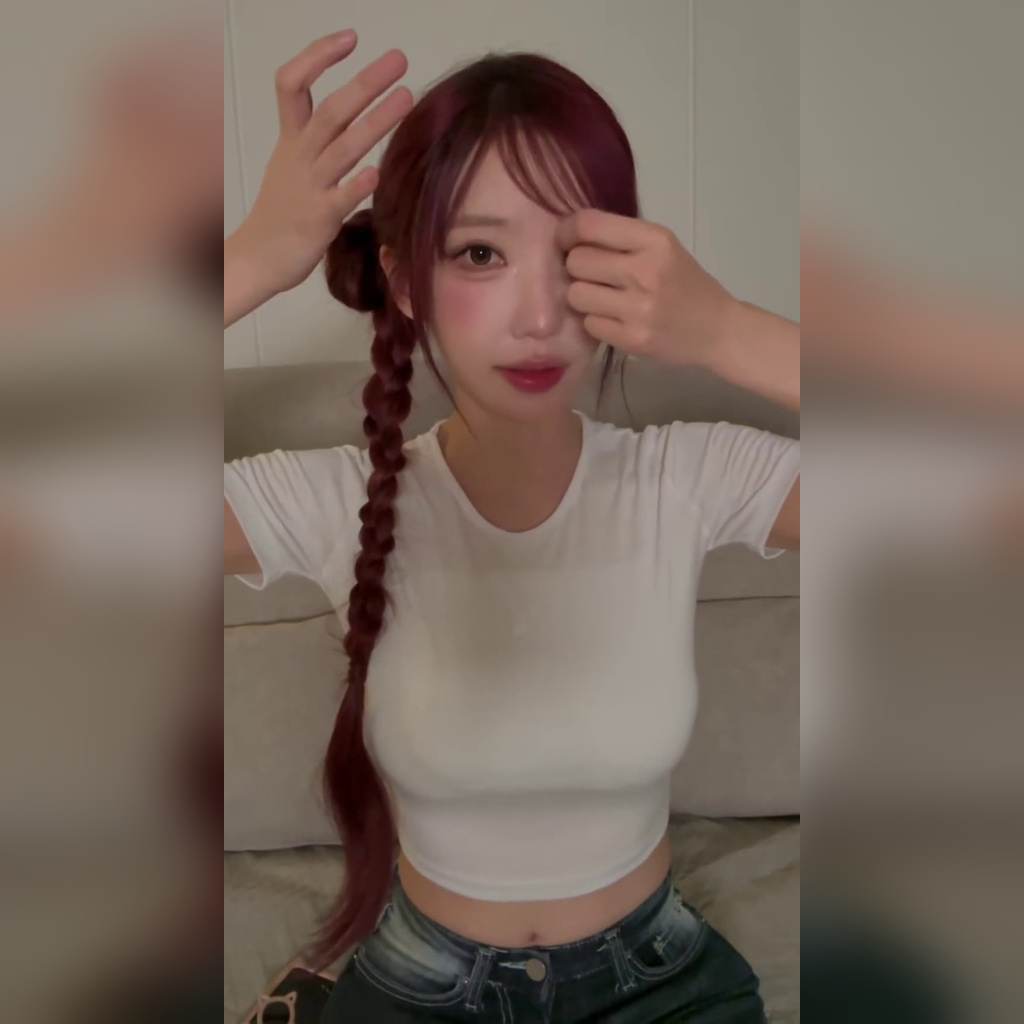 QWER 마젠타 라방 중 브라컵 비치는 흰 크롭티 + 청바지 엉덩이핏