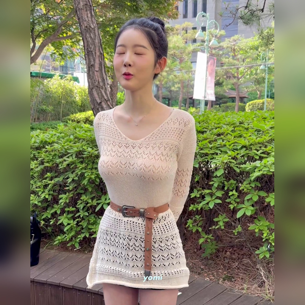 在公寓小区接受采访的STAYC 诗恩 微微凸起的隐约透视穿搭（nu bra）