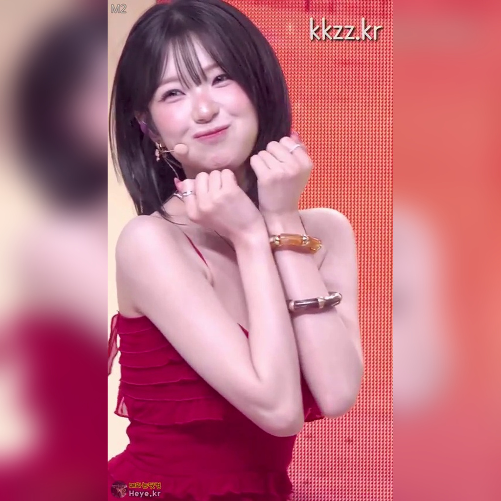 中短发的红色连衣裙：fromis_9 白智憲 움짤（GIF）