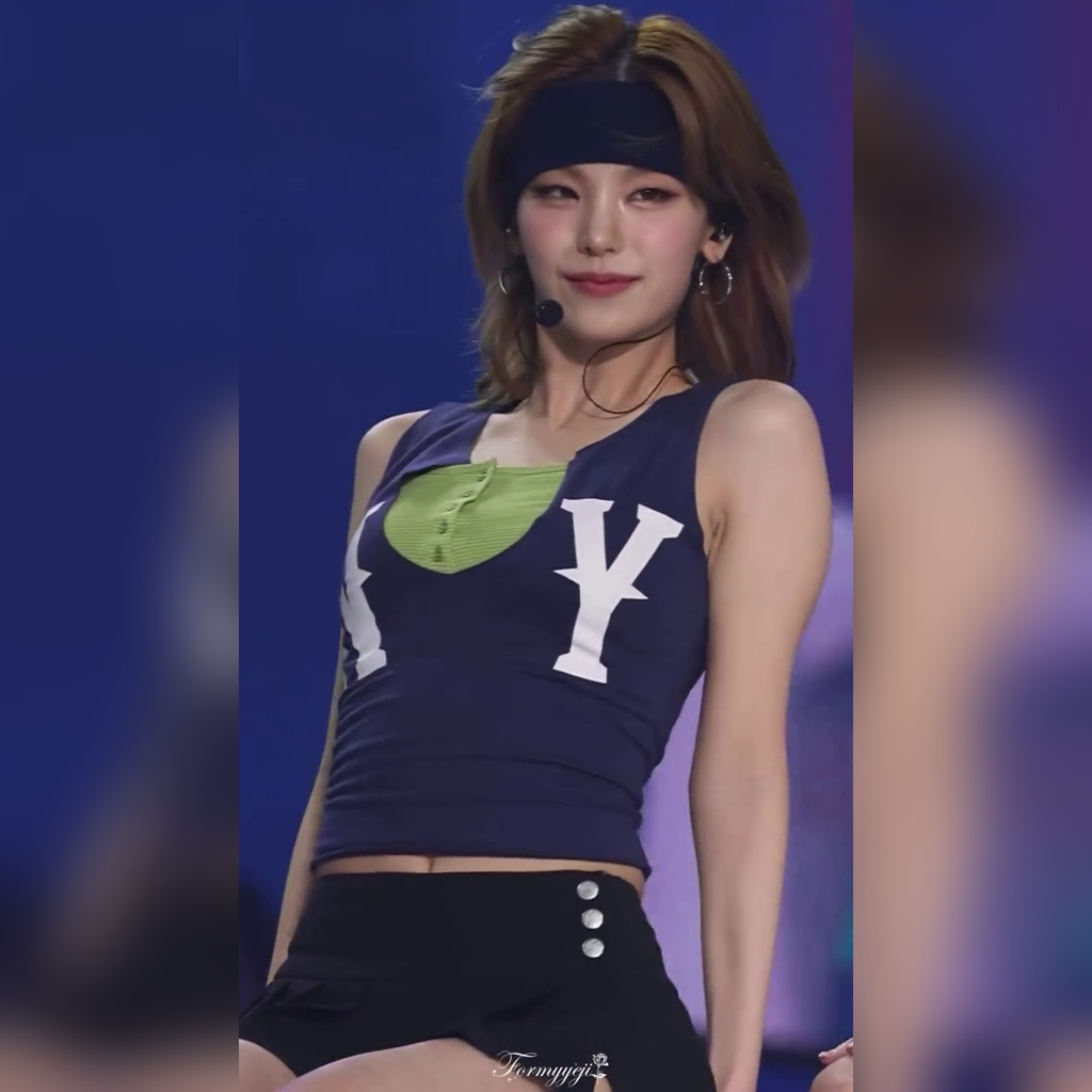 愛嬌たっぷりのITZY イェジ「ボプヒップボプヒップ」紺のクロップトップ おへそちらり、太もも見せ