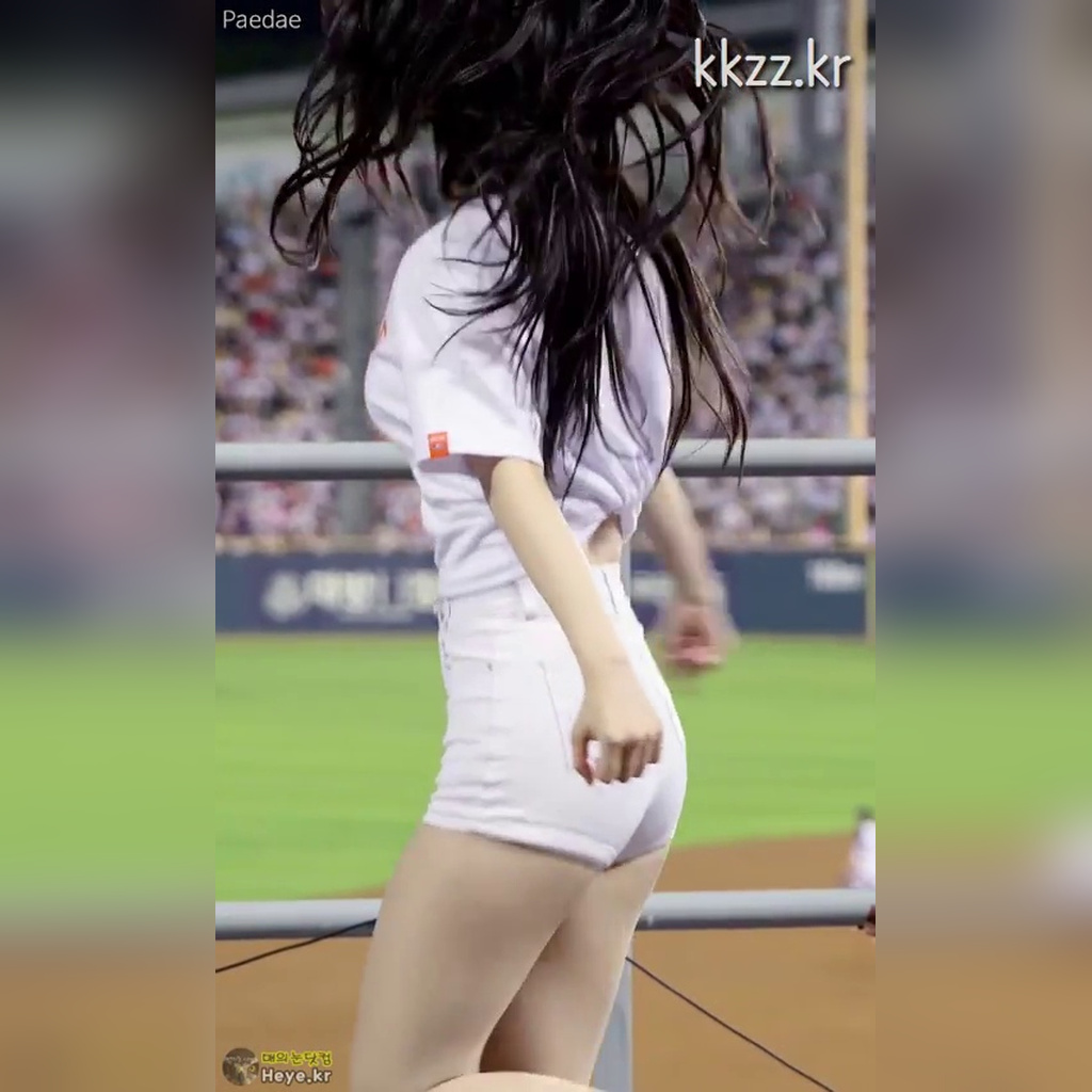 一边跑一边开心的金宝美啦啦队员动图