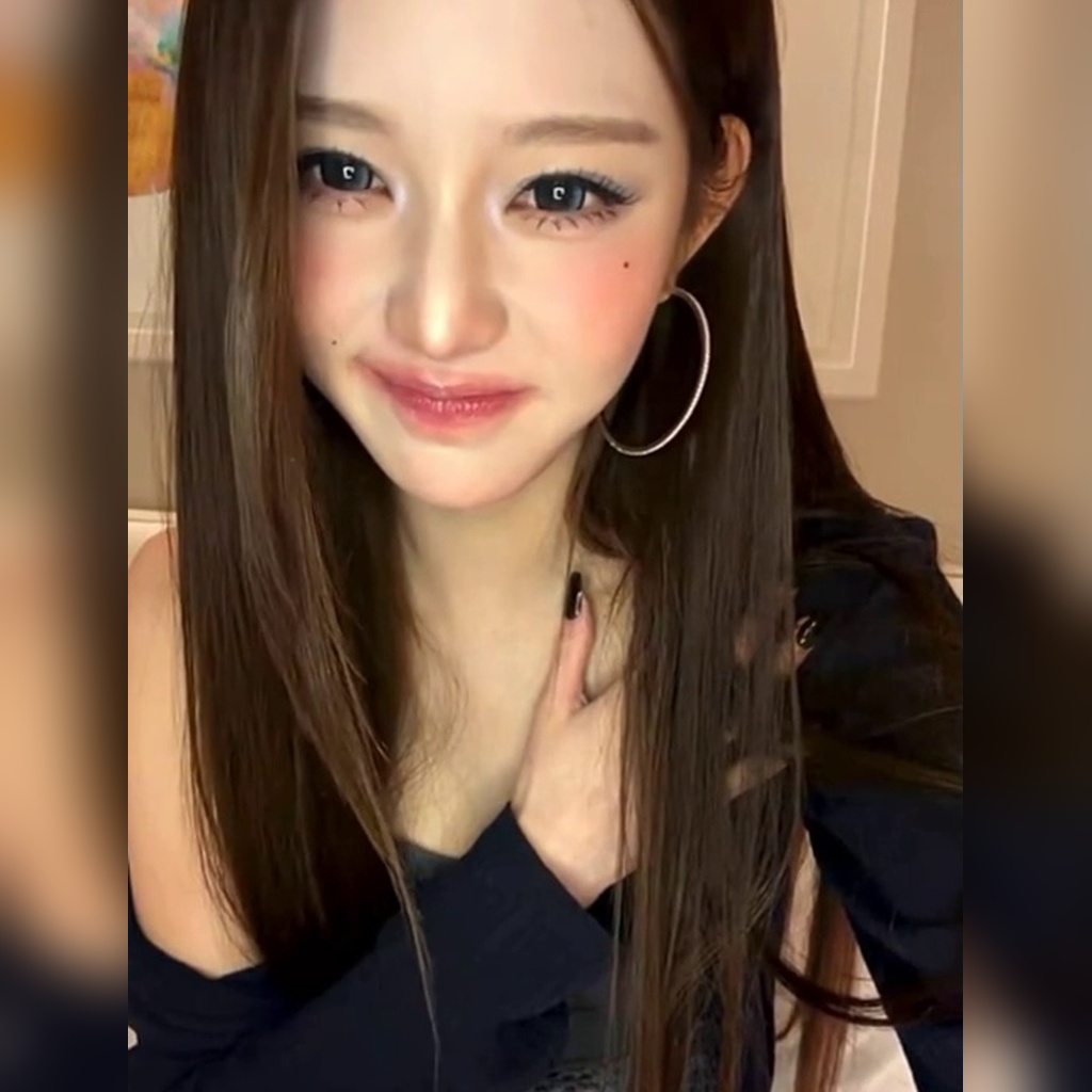 [아이브] 장원영 라방 중 가디건 속 회색 슬립 가슴골 노출