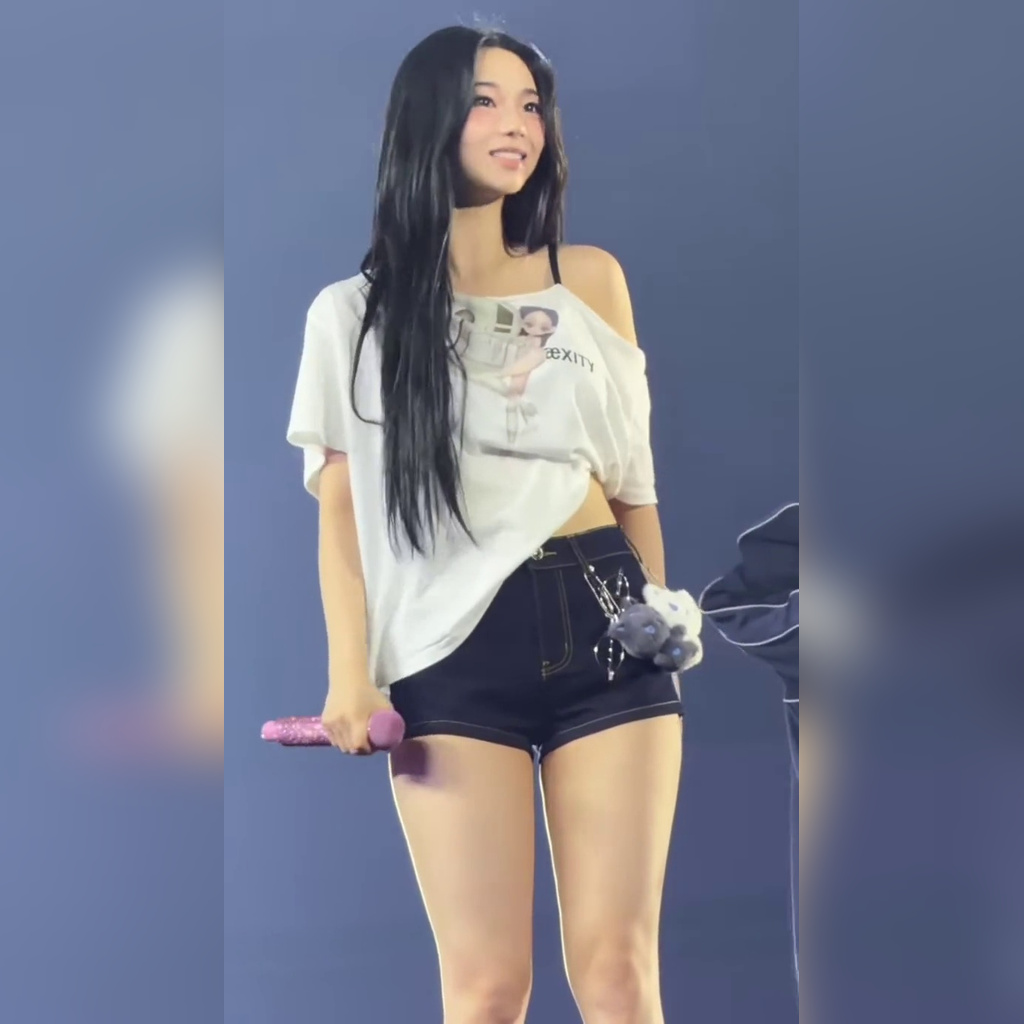 카리나 뒤에서 본 데님핫팬츠 딱 보기좋게 살오른 엉벅지 레전드