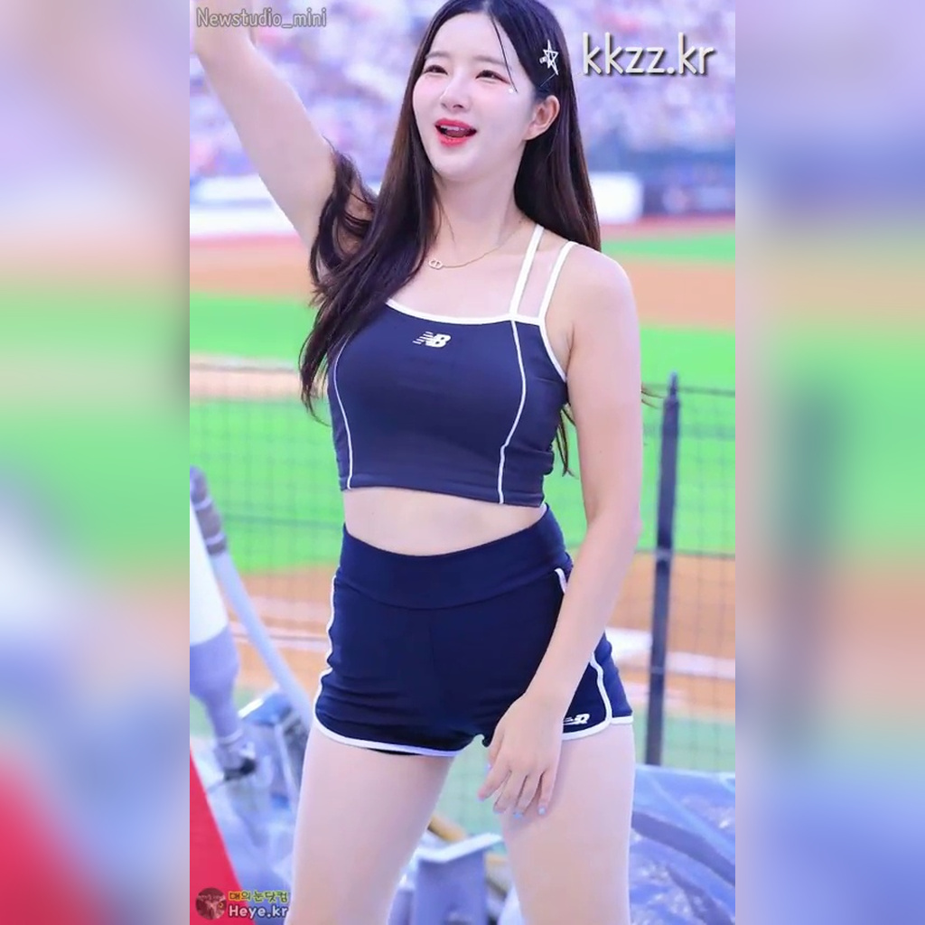 돌핀팬츠 핏이 묵직한 김진아 치어리더 움짤