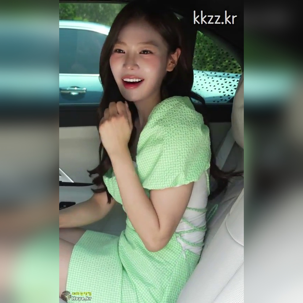 숙이고 틈 보이는 조민지 아나운서 움짤