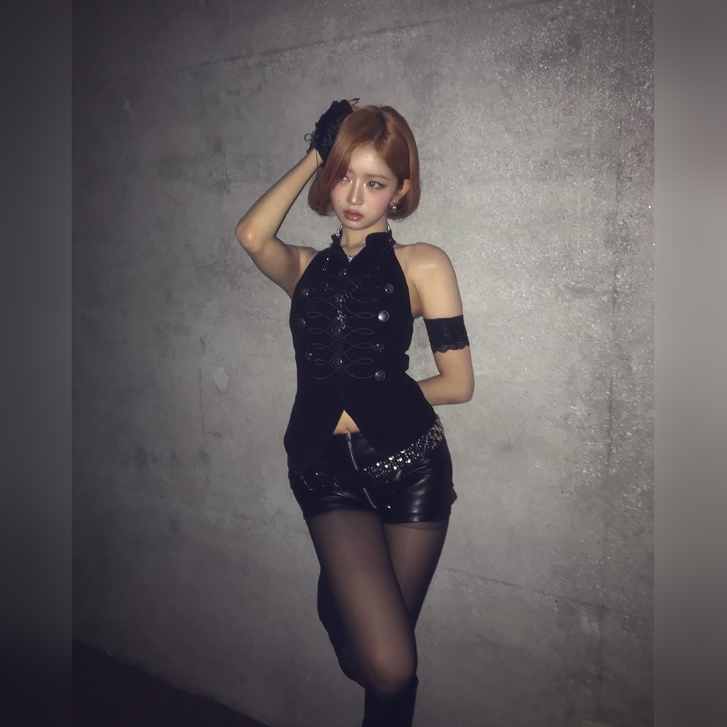 レイ インスタ ホワイトドレス さりげない胸元 + ブラック衣装 ブラックシースルー ストッキング 太もも