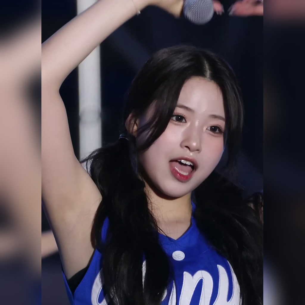무더위에 행사 뛰는 리센느 제나 파란 민소매 촉촉한 겨드랑이