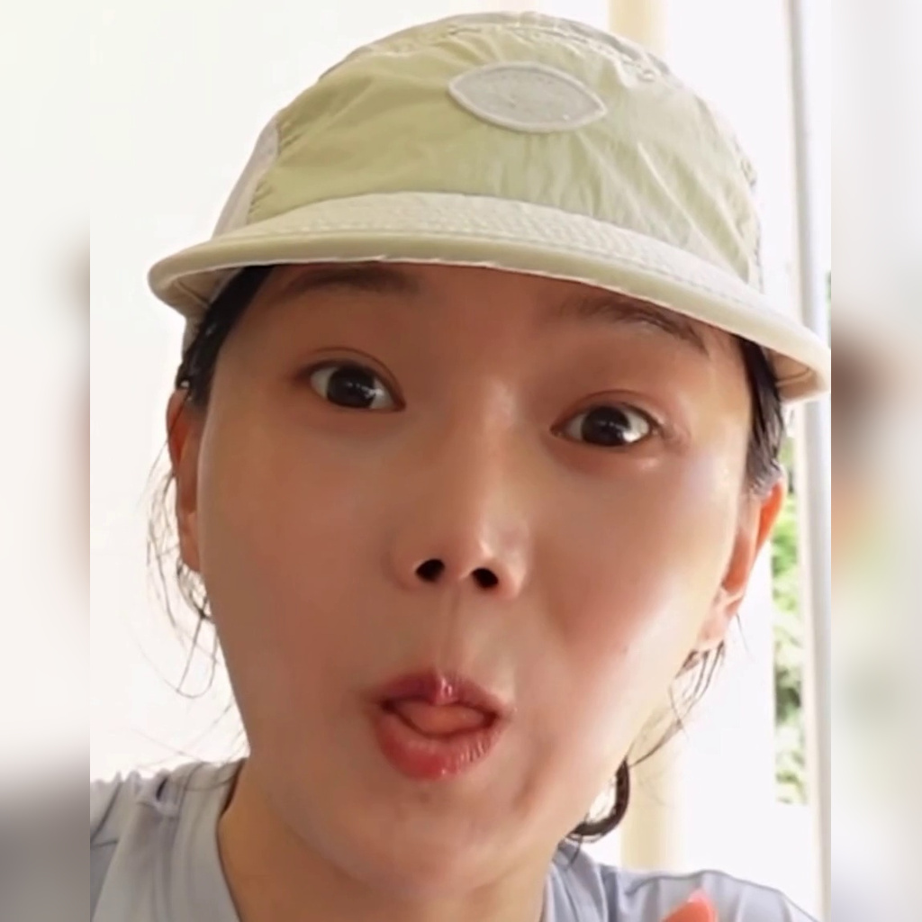 오마이걸 효정 바닷가에서 과감한 하늘색 꽃무늬 비키니 몸매