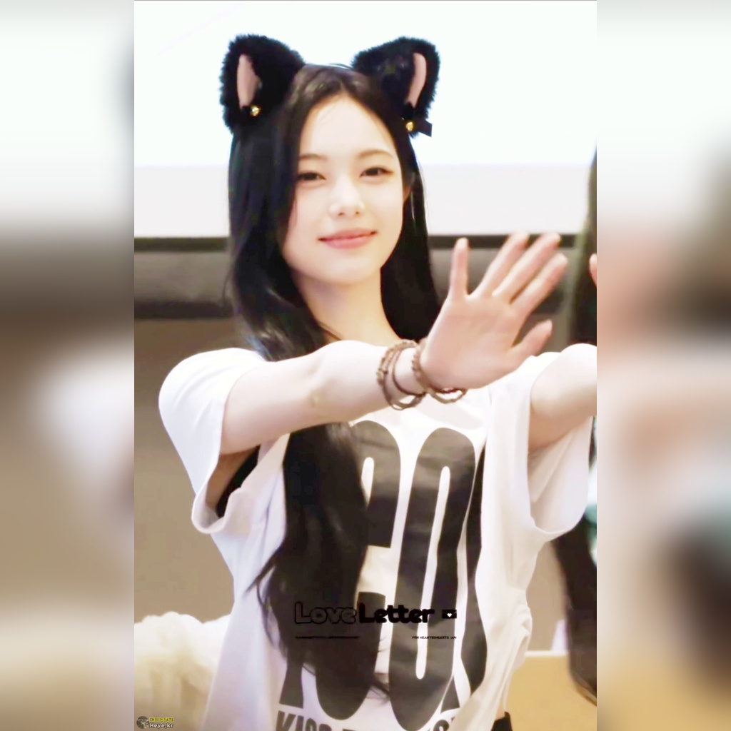 黒猫イアン… 袖の広い白い半袖Tシャツの隙間から こっそり