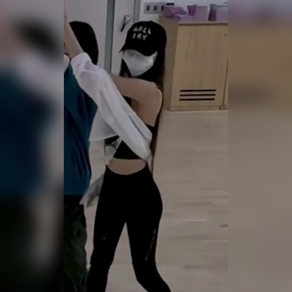 ITZY Yuna practicing tight black leggings barrel hip hip-fit