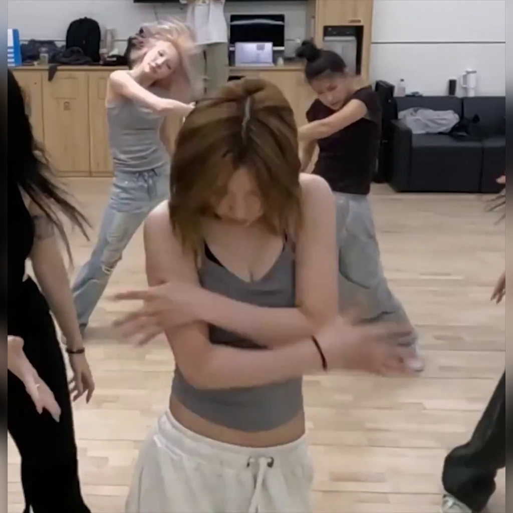 ITZY Yeaji During Dance Practice, Wearing a Gray Camisole While Practicing, Revealing a Soft Cleavage