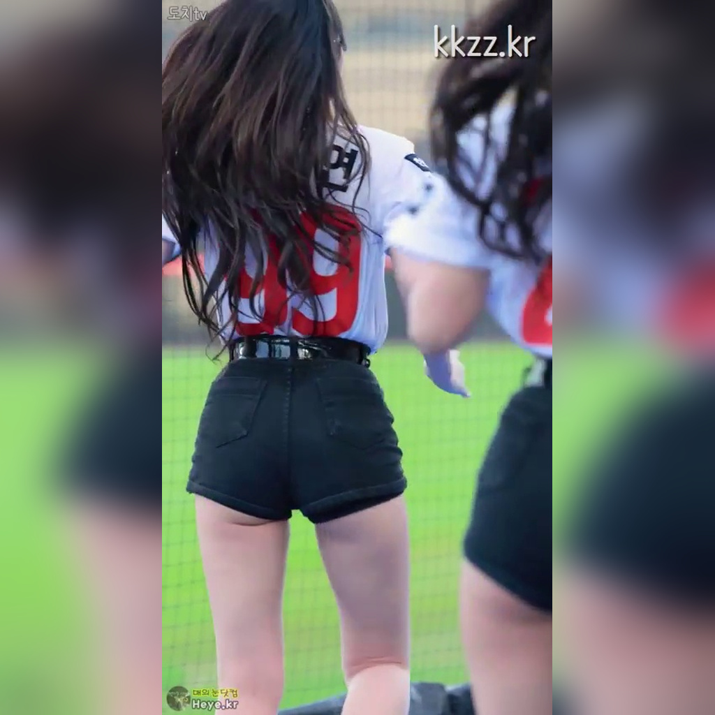 太ももが震えるキム・ナヨンチアリーダーのGIF
