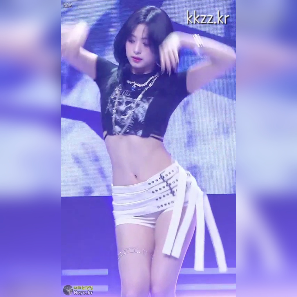 白いホットパンツ BABYMONSTER アヒョン GIF