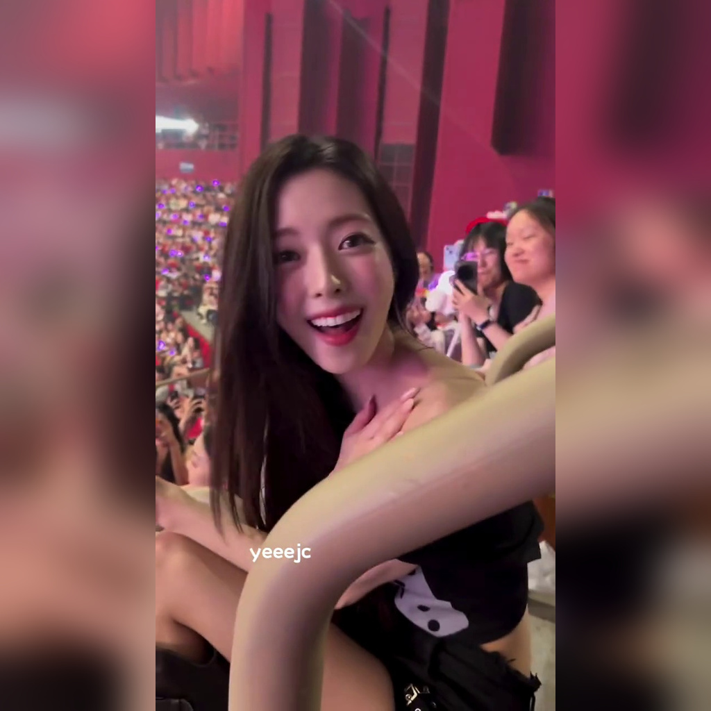 ITZY Yuna who was on the seats—her beauty and figure shot right up close