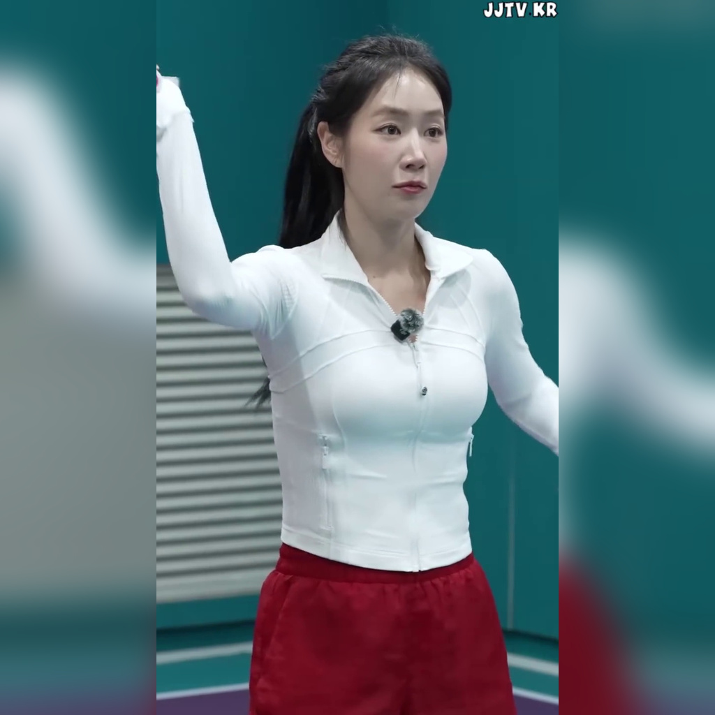 봉긋 가슴 앞지퍼 흰 밀착티 소유 SOYOU