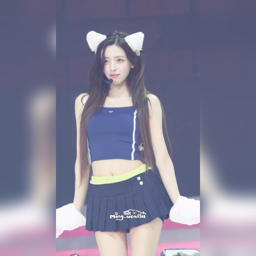 ITZY Yuna wiggling her belly button while wearing cat gloves and doing a boop-boop dance