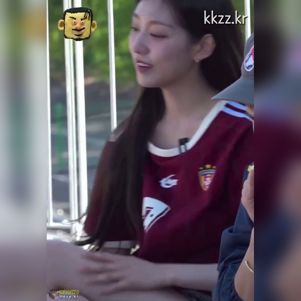 Yejin 交叉双腿的动图
