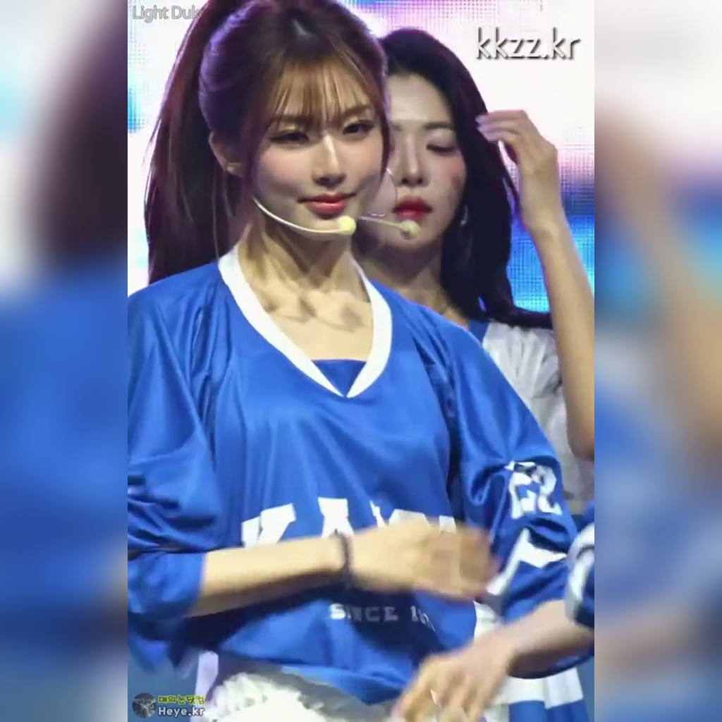TripleS シンウィが上着を上げるGIF