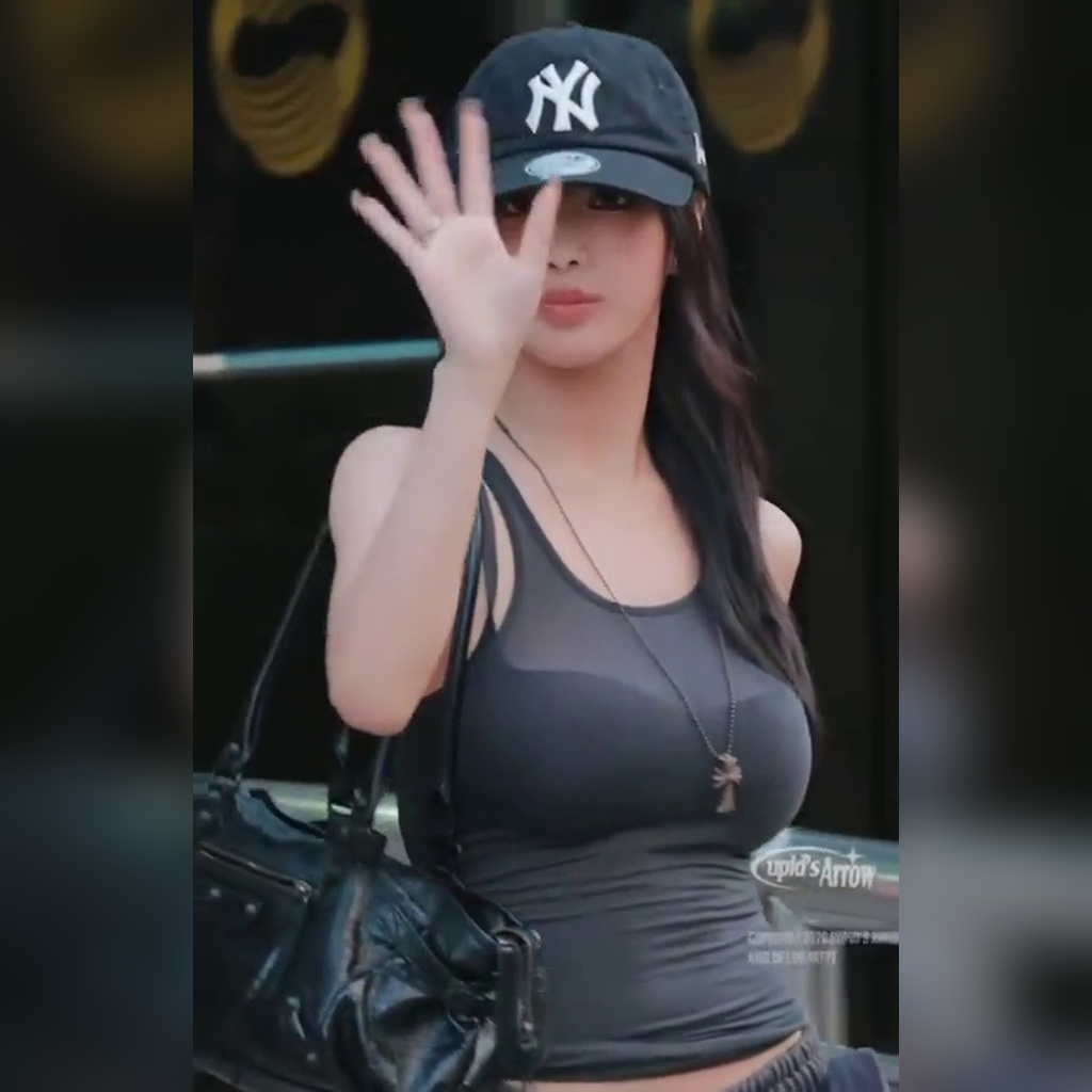 KIOF 娜蒂下班路上的穿搭：黑色内衣隐约透出 灰色背心与胸部饱满
