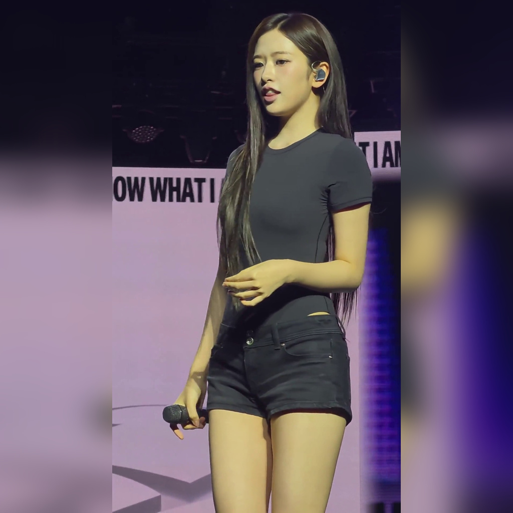 안유진 검정색 밀착 바디수트 봉긋한 가슴 + 핫팬츠 허벅지핏
