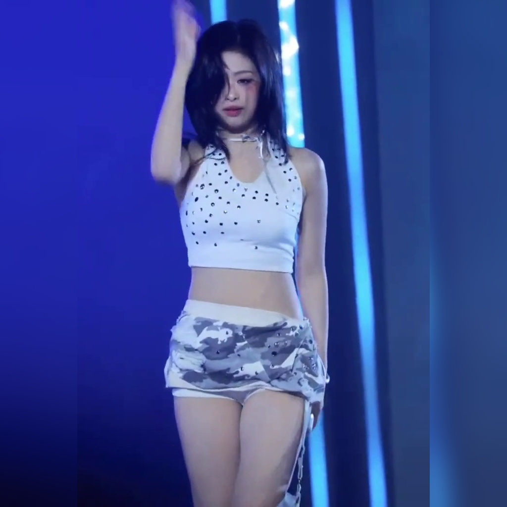 베몬 아현 흰 탱크탑 + 회색 밀리터리 초미니 떨리는 내전근 허벅지
