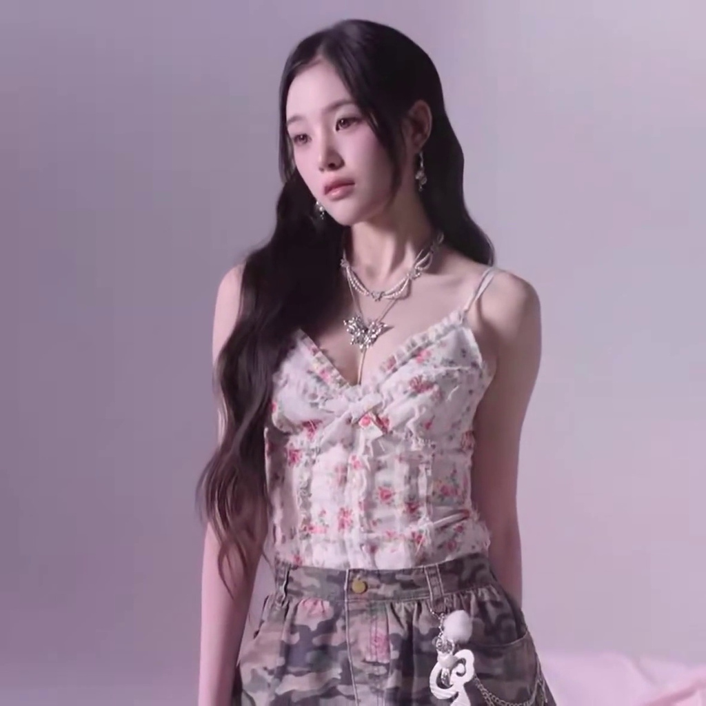 트리플에스 지연 화이트 꽃무늬 끈나시 몽글한 가슴골 노출