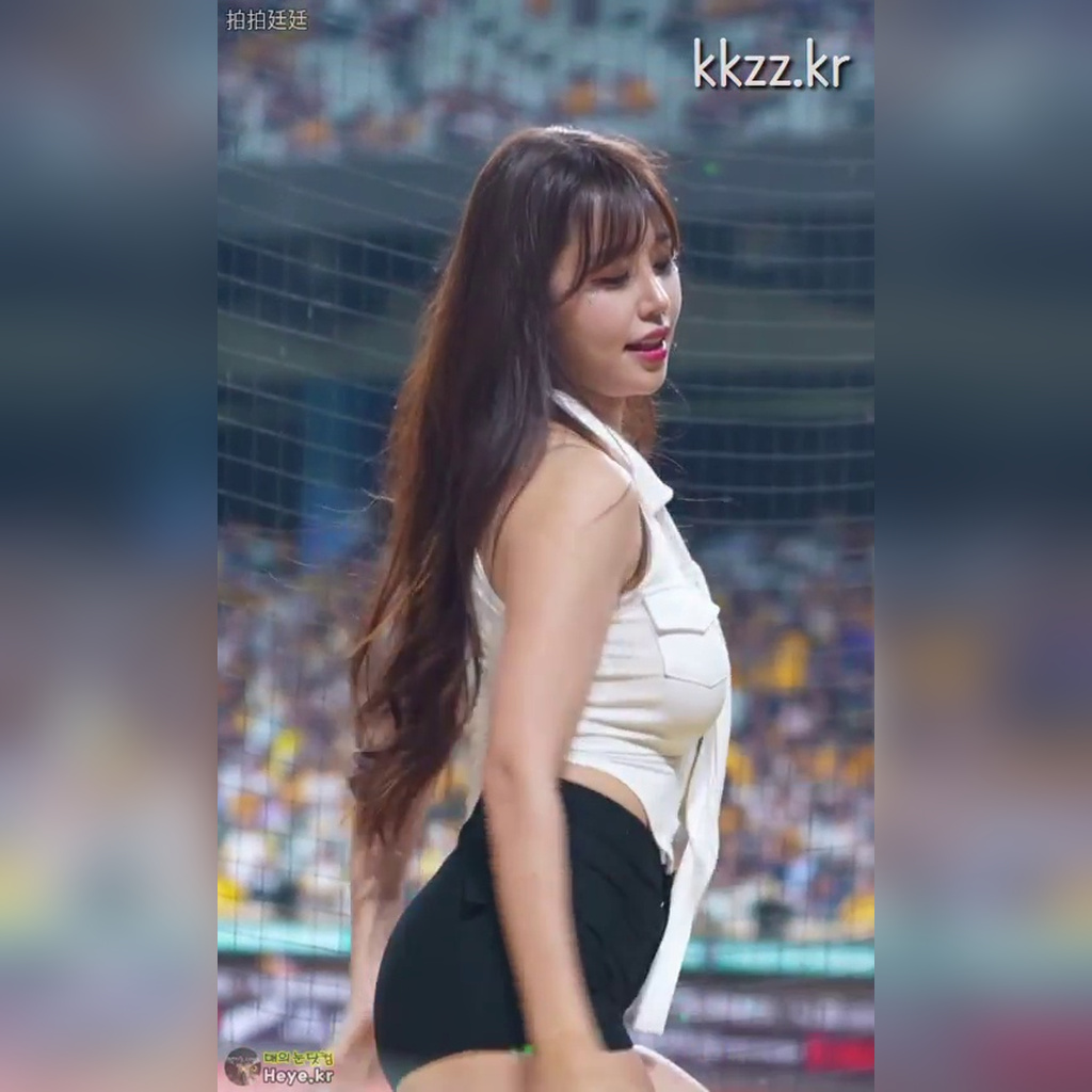 Kim Do-a Cheerleader GIFs with Incredible Physique